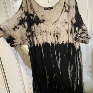 Urban Outfitters Cream and Black Relaxed Tee
